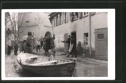 Foto-AK Waiblingen, überflutete Strasse in der Weingärtner Vorstadt 1956, Hochwasser