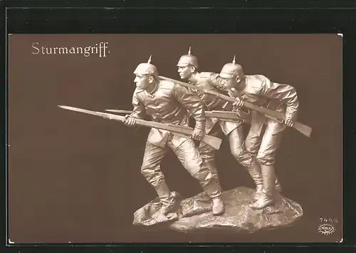 Foto-AK Sturmangriff, Plastik deutscher Infanteristen mit Pickelhaube und Gewehr