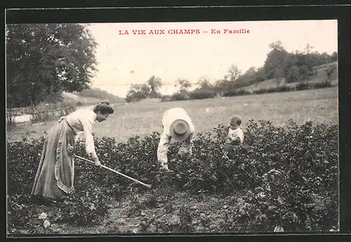 AK La vie aux champs, en famille, Bauernfamilie arbeitet auf dem Feld