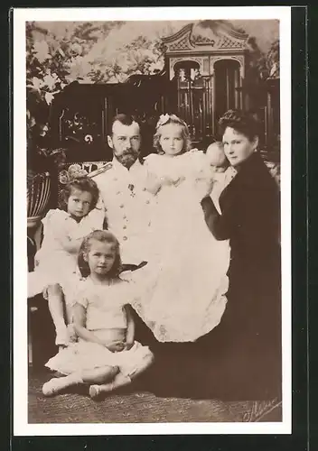 AK Zar Nikolaus II. von Russland mit Zarin Alexandra und ihren Kindern