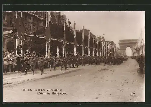 Foto-AK Siegesparade / Fete de la Victoire Paris, griechische Armee am Arc de Triomphe