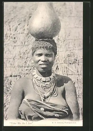 AK afrikanische Frau mit Gefäss auf dem Kopf