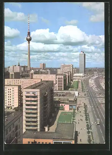 AK Berlin, Karl-Marx-Allee mit Blick auf den Fernseh- und Ukw-Turm und Hotel Stadt Berlin