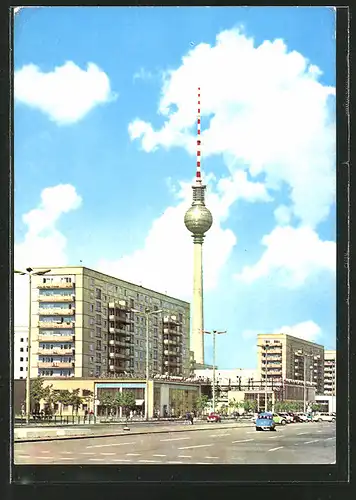 AK Berlin, Karl-Marx-Allee mit Fernseh- und Ukw-Turm der Deutschen Post Berlin