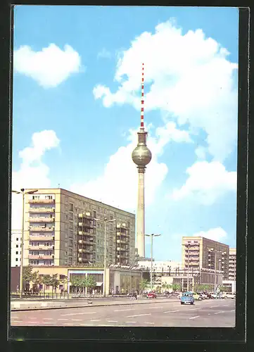 AK Berlin, Karl-Marx-Allee mit Fernseh- und Ukw-Turm der Deutschen Post Berlin