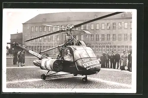 Foto-AK Die fliegende Underberg-Flasche, Hubschrauber