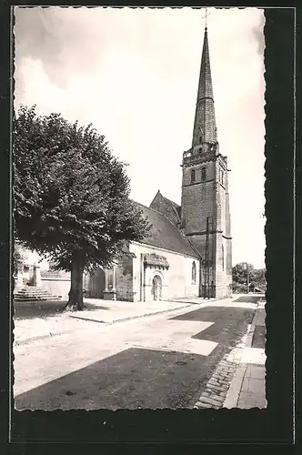 AK Neuil, la place de la Mairie, église, portail XIe siècle