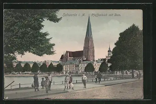 AK Schwerin, Strassenpartie am Pfaffenteich mit Passanten, Blick zum Dom