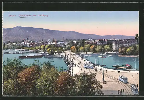 AK Zürich, Strassenbahnen auf der Quaibrücke mit Blick zum Uetliberg