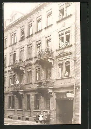Foto-AK Karlsruhe, Gebäude in der Rudolfstrasse 27, davor Kinder
