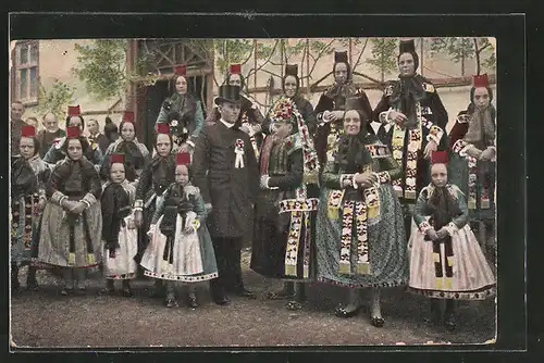 AK Gruppenbild Männer, Frauen & Kinder in hessischer Tracht