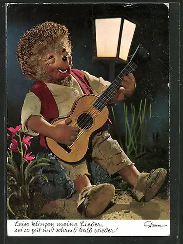 AK Mecki spielt in der Nacht auf seiner Gitarre ein Lied