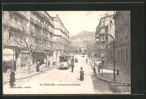 AK Toulon, Strasse am Bahnhof mit Strssenbahn und Passanten, Avenue de la Gare