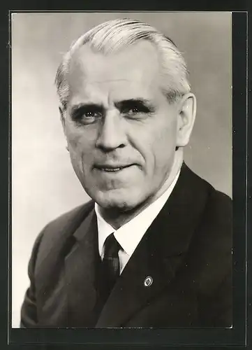 Foto-AK Portrait Willi Stoph, Mitglied Politbüro der SED, DDR Ministerrat Vorsitzender