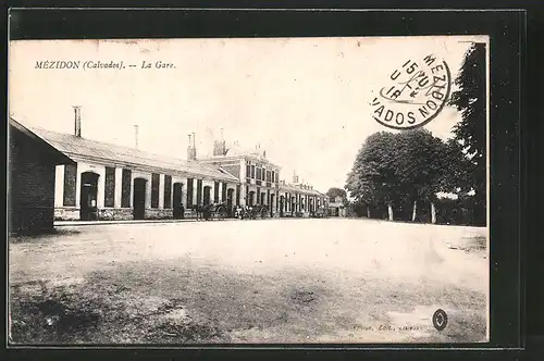 AK Mézidon, La gare, Blick zum Bahnhof, Pferdekutsche