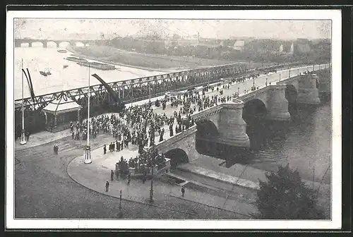 AK Dresden, Einweihung der Friedrich-August-Brücke am 30.8.1910, der König verlässt die Brücke