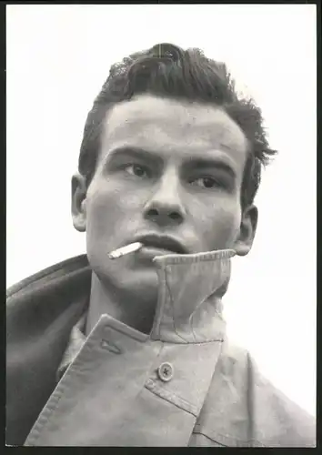 Riesen-AK Portrait Horst Buchholz, Schauspieler raucht eine Zigarette