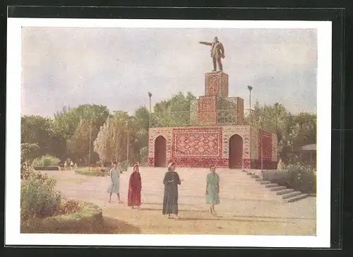 AK Ashgabat, Frauen an einem Denkmal
