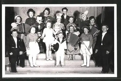 AK Gruppenbild Liliputaner aus Schneider's Liliputaner-Stadt u. Cirkus-Revue