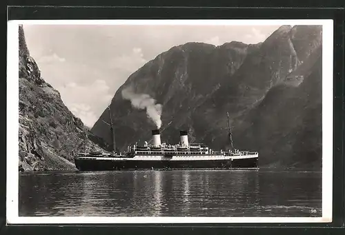 AK Norwegen, Passagierschiff in einem Fjord