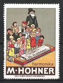 Reklamemarke M. Hohner Harmonika, Kinder & Mann vor riesiger Mundharmonika stehend