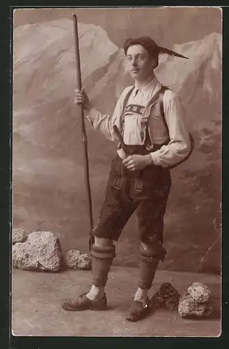 AK Junger Mann in bayerischer Tracht mit Wanderstock