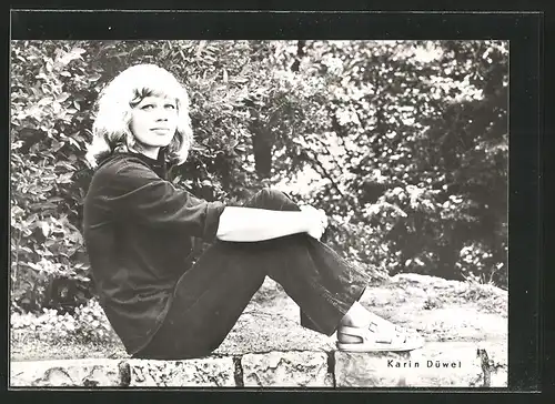 AK Schauspielerin Karin Düwel auf einer Mauer sitzend