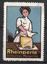 Reklamemarke Rheinperle Delikatess Margarine, Hausfrau mit Würfel Margarine