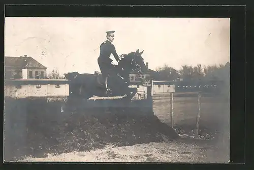 Foto-AK Reiter springt mit seinem Pferd über ein Hindernis, Pferdesport