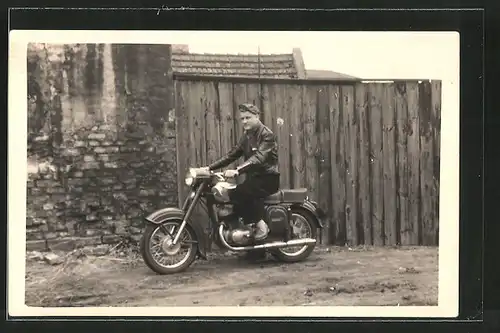 Foto-AK Junger Mann auf Jawa 175 Motorrad, ca. 1965