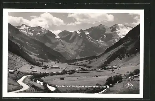AK Ferleiten a. d. Grossglockner-Hochalpenstrasse, Ortspanorama mit Gebirge