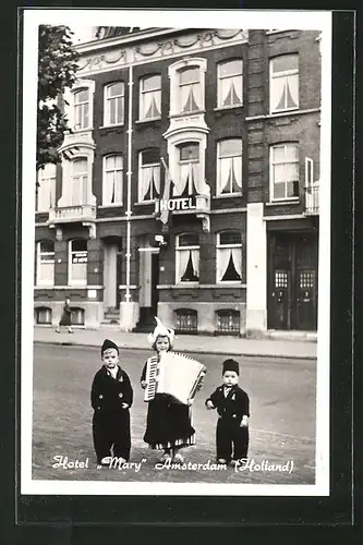 AK Amsterdam, Hotel "Mary", Kinder in Tracht mit Akkordeon, Stadhouderskade 117