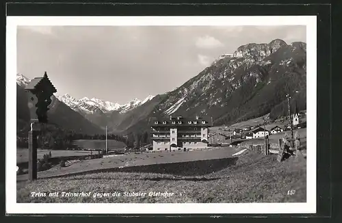 AK Trins, Ortsansicht mit Trinserhof gegen Stubaier Gletscher