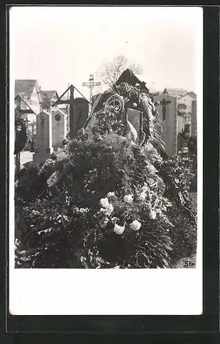 Foto-AK Goldach, frisches Grab mit Kranzschmuck auf dem Friedhof