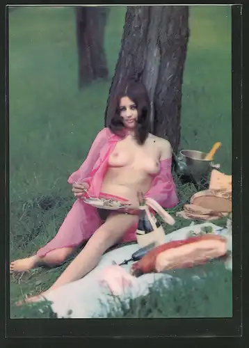 3D-AK junge halbnackte Frau an einem Baum beim Picknick
