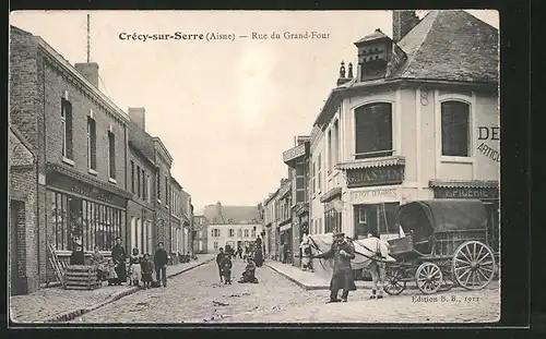 AK Crécy-sur-Serre, Rue du Grand-Four, Pferdekutsche