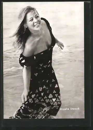 AK Schauspielerin Ursula Staack mit langem Kleid am Wasser