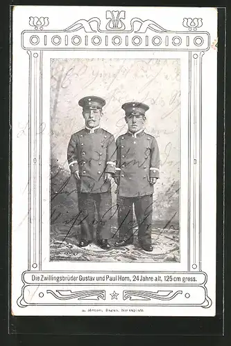 AK Zwillingsbrüder Gustav und Paul Horn in Uniform, 24 Jahre alte und 125 cm grosse Liliputaner
