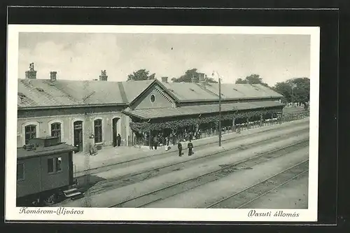 AK Komarom-Ujváros, Vasuti állomás, Bahnhof, Eisenbahn