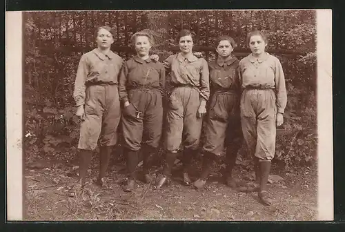 Foto-AK Junge Eisenbahnerinnen in Arbeitskleidung