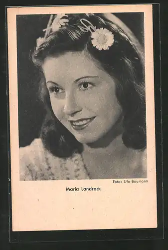 AK Schauspielerin Maria Landrock lächelnd mit Blume im Haar porträtiert