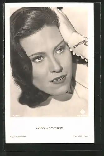 AK Schauspielerin Anna Dammann streicht sich mit der Hand durchs Haar