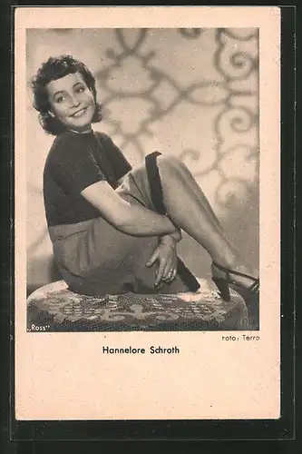 AK Schauspielerin Hannelore Schroth lächelnd auf Hocker sitzend