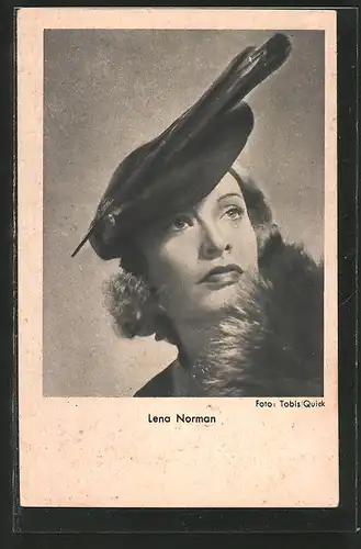 AK Schauspielerin Lena Norman mit exzentrischem Hut und Pelz
