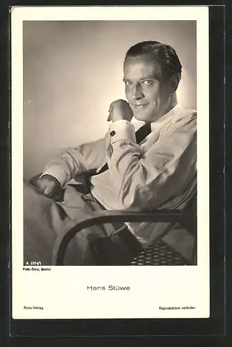 AK Schauspieler Hans Stüwe sitzt auf einem Stuhl