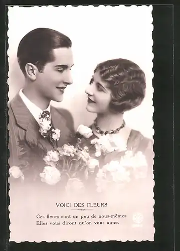 Foto-AK A. Noyer Nr. 2645: Voici des Fleurs, Ces fleurs sont un peu de nous-mêmes..., mondänes Liebespaar mit Blumen