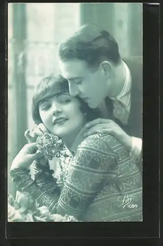 Foto-AK Leo, Paris Nr. 1094: Mondänes Liebespaar mit Blume
