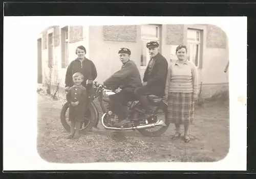 Foto-AK Zwei Männer auf einem DKW-Motorrad mit Familie vor einem Haus