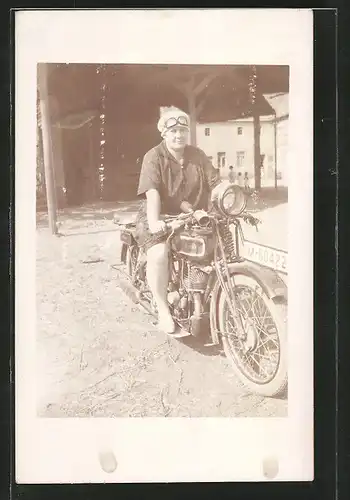 Foto-AK Frau auf einem Motorrad Triumph KV 250