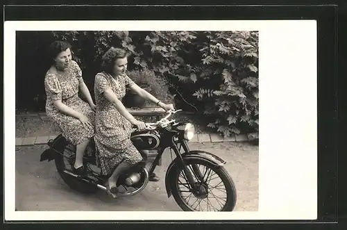 Foto-AK Motorrad DKW-175, zwei Damen posieren auf dem Motorrad